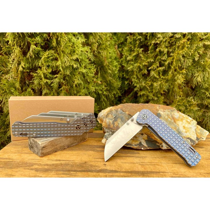 Couteau QSP Penguin Blue Titane Lame Acier 154CM Satin Manche Titane IKBS Framelock Clip QS130RFRG1 - Livraison Gratuite