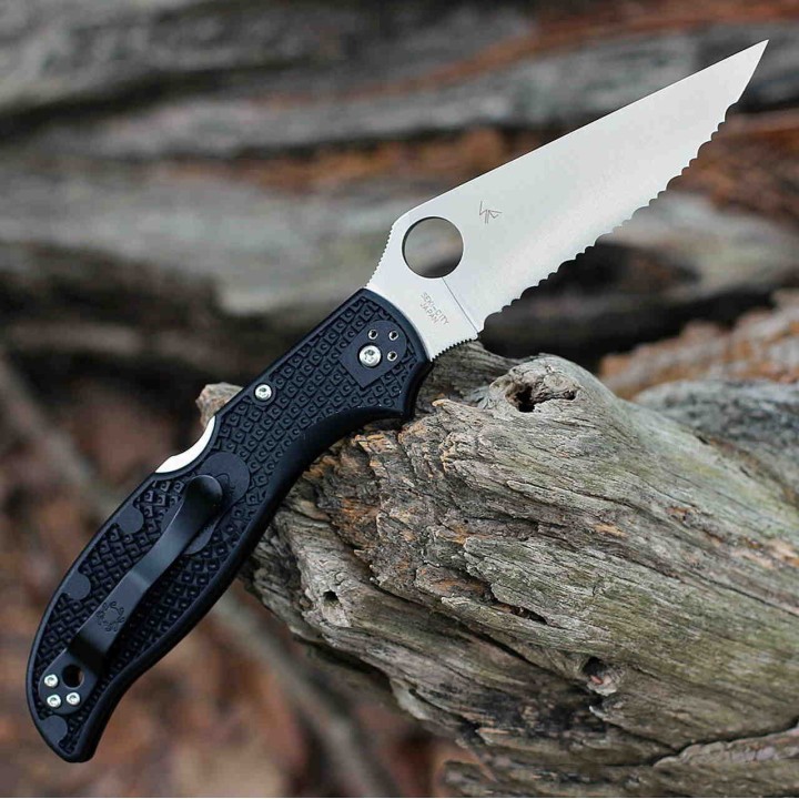 Couteau Spyderco Stretch 2 XL Serrated Lame Acier VG-10 Manche FRN Lockback Made In Japan SC258SBK - Livraison Gratuite