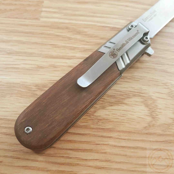 Couteau Smith&Wesson Executive Barlow A/O Lame Acier 8Cr13MoV Manche Bois Linerlock Clip SW1160818 - Livraison Gratuite