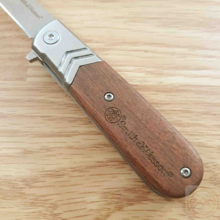 Couteau Smith&Wesson Executive Barlow A/O Lame Acier 8Cr13MoV Manche Bois Linerlock Clip SW1160818 - Livraison Gratuite