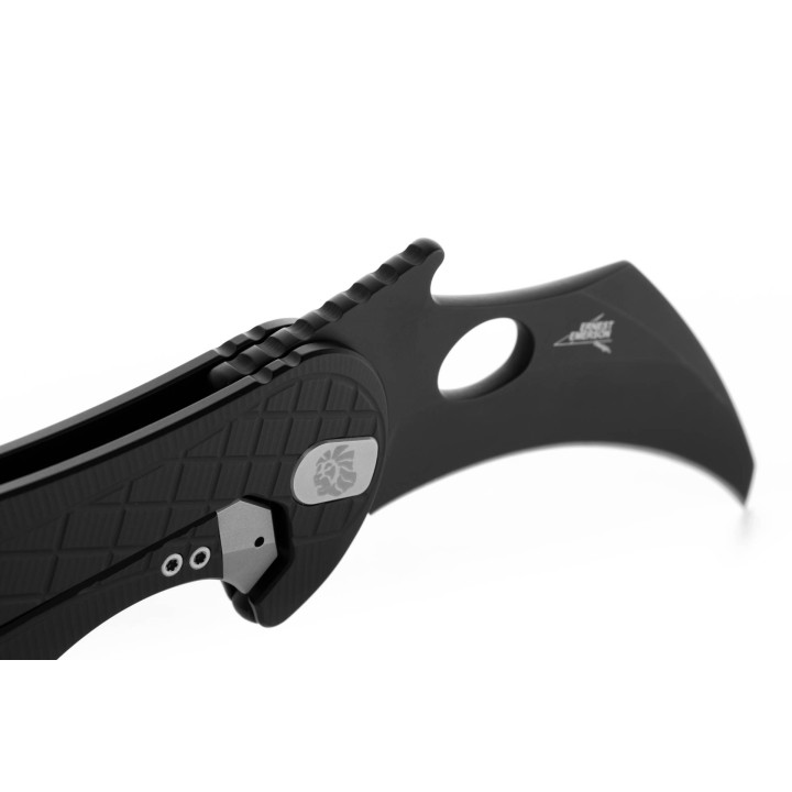 Couteau Karambit LionSteel L.E.One Black Lame Acier CPM-MagnaCut Black Manche Alu Clip Italy LSTLE1ABB - Livraison Gratuite