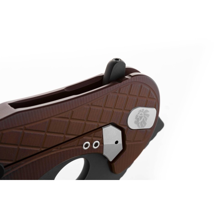 Couteau Karambit LionSteel L.E.One Brown Lame Acier CPM-MagnaCut Black Manche Alu Clip Italy LSTLE1AEB - Livraison Gratuite