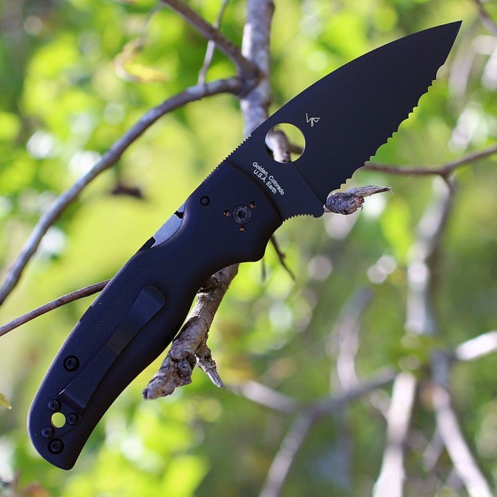 Couteau Spyderco Shaman Serrated Lame Acier CPM-S30V Manche G-10 Made USA SC229GSBK - Livraison Gratuite