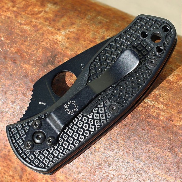 Couteau Spyderco Ambitious Black Lame Acier 8Cr13MoV Plain Manche FRN Linerlock Clip SC148PBBK - Livraison Gratuite