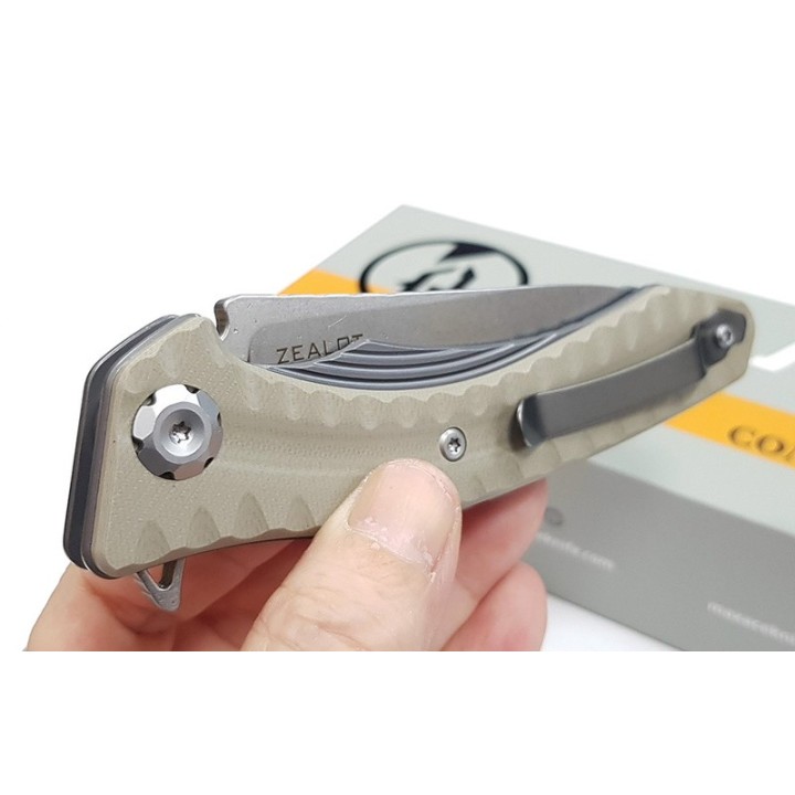 Couteau Maxace Zealot Tan Lame Acier Bohler K110 IKBS G10 Handle Linerlock Clip MAXMCZ203 - Livraison Gratuite