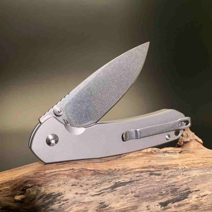 Couteau CJRB Pyrite Titane Lame Acier AR-RPM9 Manche Titane IKBS Button Lock J1925TI - Livraison Gratuite