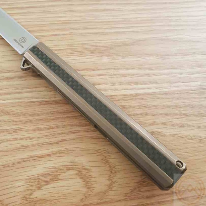 Couteau Defcon Bronze Manche Titane/Fibre Carbone Lame Acier M390 IKBS Framelock Clip TF93891 - Livraison Gratuite