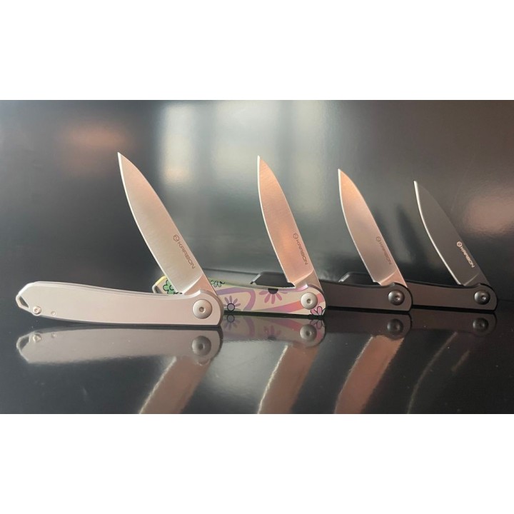 Couteau Karbon Tidbit Satin Lame Acier N690 Manche Acier Fleurs Framelock IKBS Clip KARB108 - Livraison Gratuite