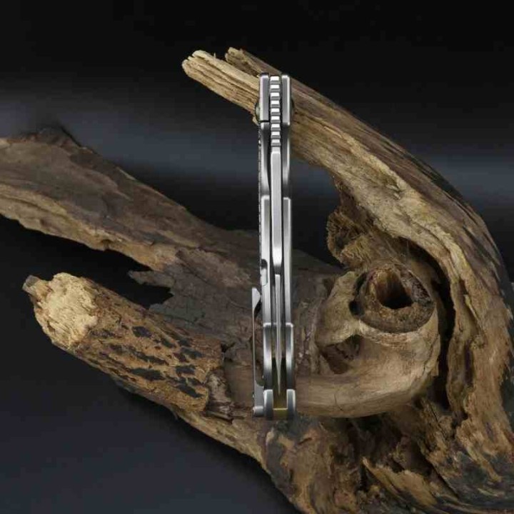 Couteau Artisan Xcellerator Titane Lame Acier S90V Stonewash Manche Titane IKBS Clip Titane ATZ1860GGY - Livraison Gratuite