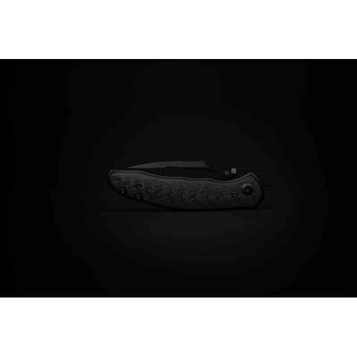 Couteau ArtisanCutlery Boa Black Manche Titane/Fibre Carbone Lame Acier S35VN Black IKBS ATZ1862GCF - Livraison Gratuite