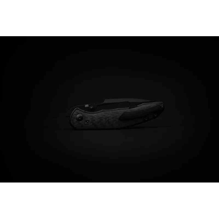 Couteau ArtisanCutlery Boa Black Manche Titane/Fibre Carbone Lame Acier S35VN Black IKBS ATZ1862GCF - Livraison Gratuite