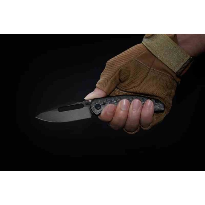 Couteau ArtisanCutlery Boa Black Manche Titane/Fibre Carbone Lame Acier S35VN Black IKBS ATZ1862GCF - Livraison Gratuite