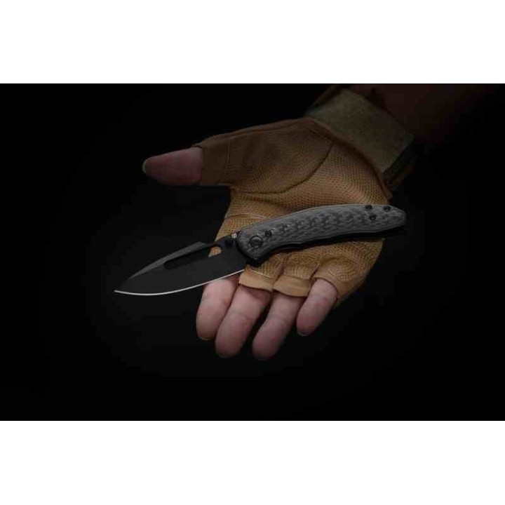 Couteau ArtisanCutlery Boa Black Manche Titane/Fibre Carbone Lame Acier S35VN Black IKBS ATZ1862GCF - Livraison Gratuite