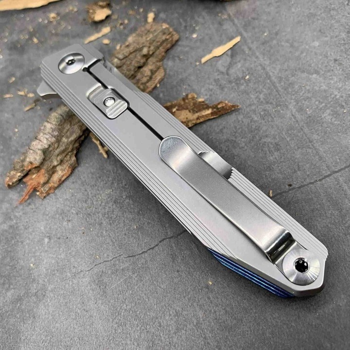 Couteau SRM 1162 Sanrenmu Tanto Lame 14C28N Manche Acier/Fibre Carbone IKBS Framelock Clip SRM1162 - Livraison Gratuite