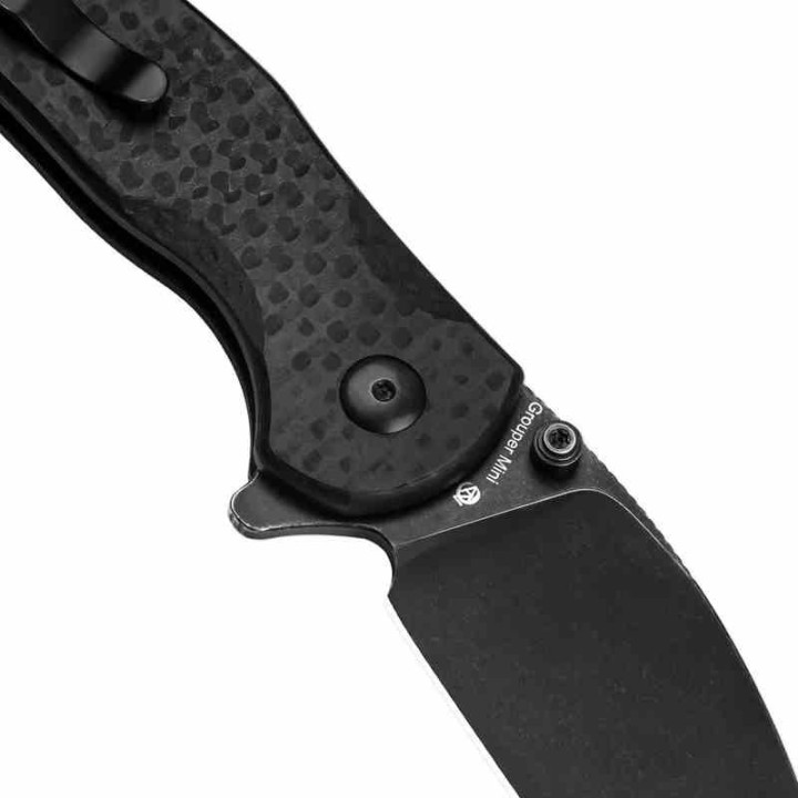 Couteau Kizer Mini Grouper Manche FCarbone Lame Acier Nitro-V Black Button Lock Clip IKBS KIV3669A2 - Livraison Gratuite