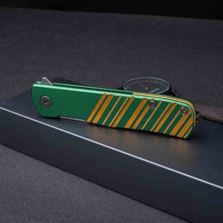 Couteau Real Steel Karly Green/Gold Manche Aluminium Lame Acier VG10 IKBS Linerlock Clip RS6051 - Livraison Gratuite