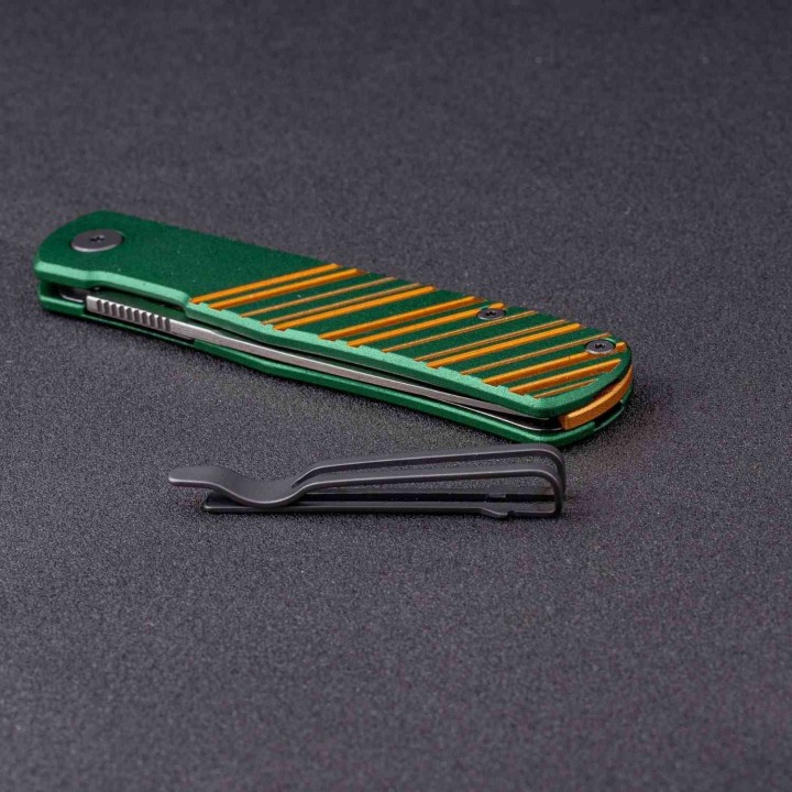 Couteau Real Steel Karly Green/Gold Manche Aluminium Lame Acier VG10 IKBS Linerlock Clip RS6051 - Livraison Gratuite