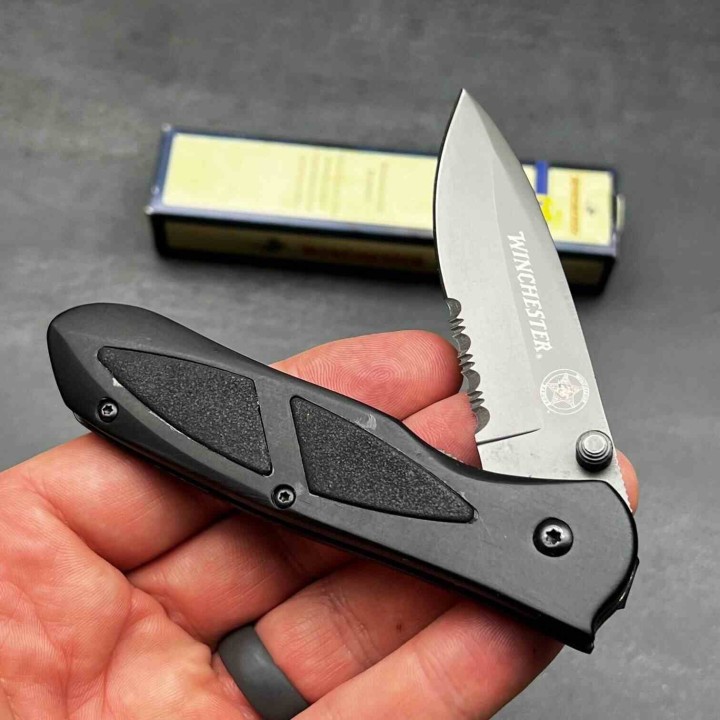 Couteau Winchester Tactical Border Guard Lame Acier 440 Serr Manche Alum Clip Linerlock WN1436 - Livraison Gratuite