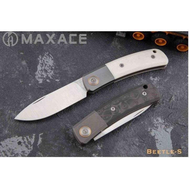 Couteau Maxace Beetle-S White Lame Drop Point Acier M390 Manche FCarbone Slip Joint MAXMBTS02 - Livraison Gratuite