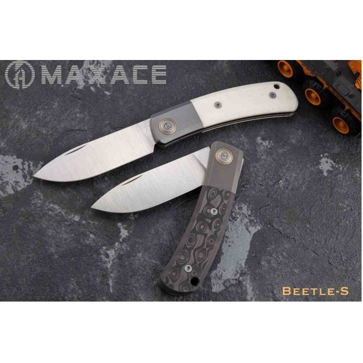 Couteau Maxace Beetle-S White Lame Drop Point Acier M390 Manche FCarbone Slip Joint MAXMBTS02 - Livraison Gratuite