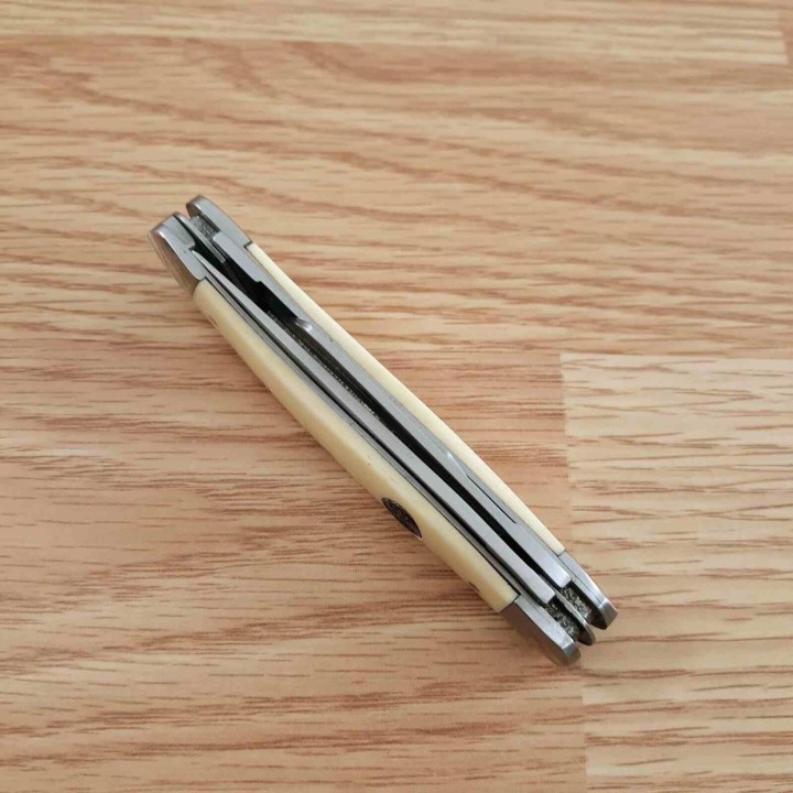 Couteau pliant Roper Pecos Medium Stockman 3 Lames Acier 1065 Manche Delrin Blanc RP0001CYD - Livraison Gratuite