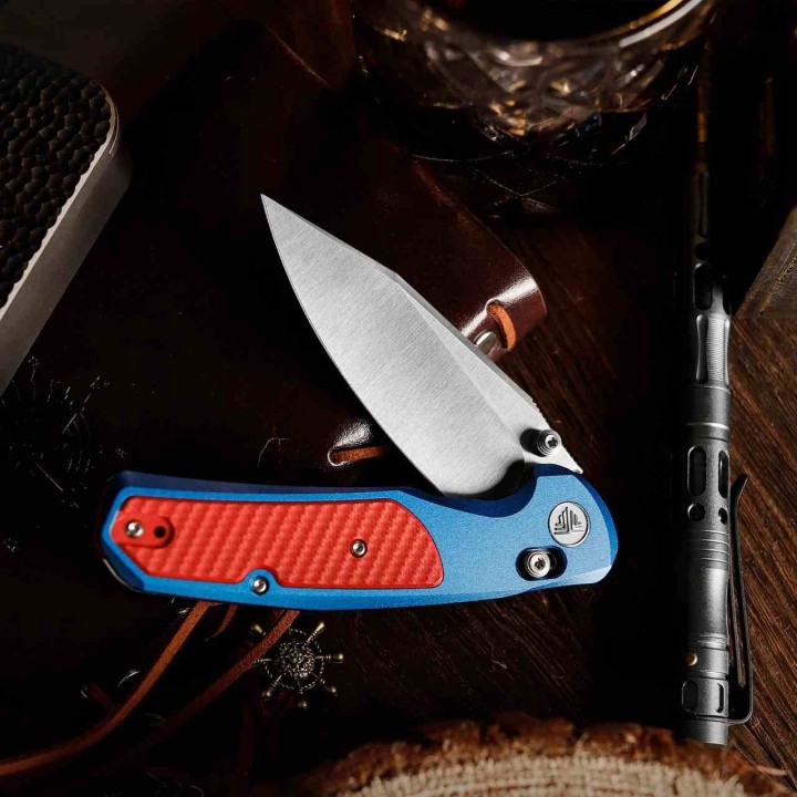 Couteau TRIVISA Hornet-08L Blue/Red Axis Lock Lame Acier 14C28N Manche Alu/G-10 TVJM01LA14 - Livraison Gratuite