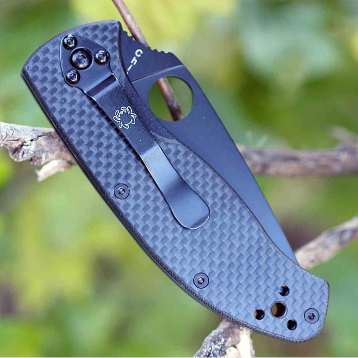 Couteau Spyderco Tenacious Carbon Fiber/G-10 Lame Acier 8Cr13MoV Noir Linerlock Clip SC122CFBBKP - Livraison Gratuite