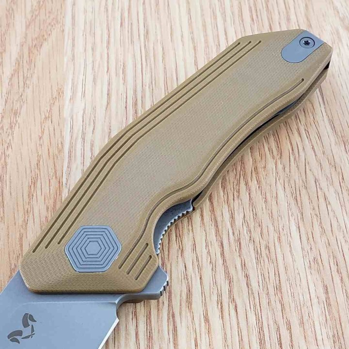 Couteau Damned Designs Cerberus Tan Lame Clip Point Acier 14C28N Manche G-10 KIVT Linerlock DMN005GT - Livraison Gratuite