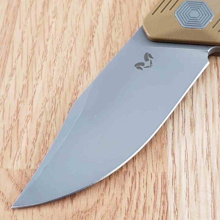 Couteau Damned Designs Cerberus Tan Lame Clip Point Acier 14C28N Manche G-10 KIVT Linerlock DMN005GT - Livraison Gratuite