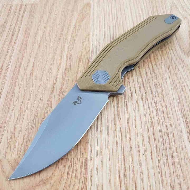 Couteau Damned Designs Cerberus Tan Lame Clip Point Acier 14C28N Manche G-10 KIVT Linerlock DMN005GT - Livraison Gratuite