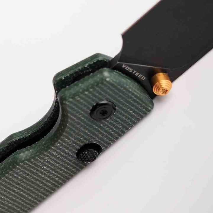 Couteau VOSTEED Raccoon Green Lame Acier 14C28N Black Manche Micarta Button Lock VOSA2901 - Livraison Gratuite