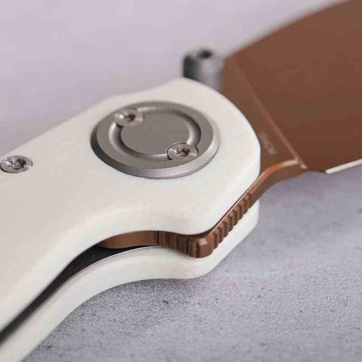 Couteau VOSTEED Shilin Cutter White Lame Acier 154CM Copper Dune Manche G10 Clip Vanchor Lock VOSA2808 - Livraison Gratuite