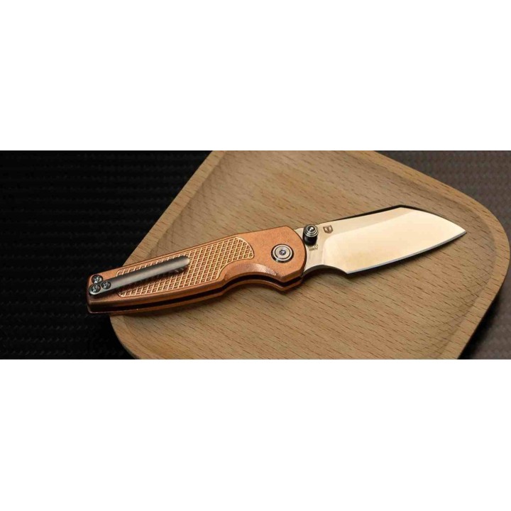 Couteau ArtisanCutlery Cleo Copper Lame Acier CPM-S90V Manche Cuivre Button Lock Clip Titane ATZ1871GCO - Livraison Gratuite