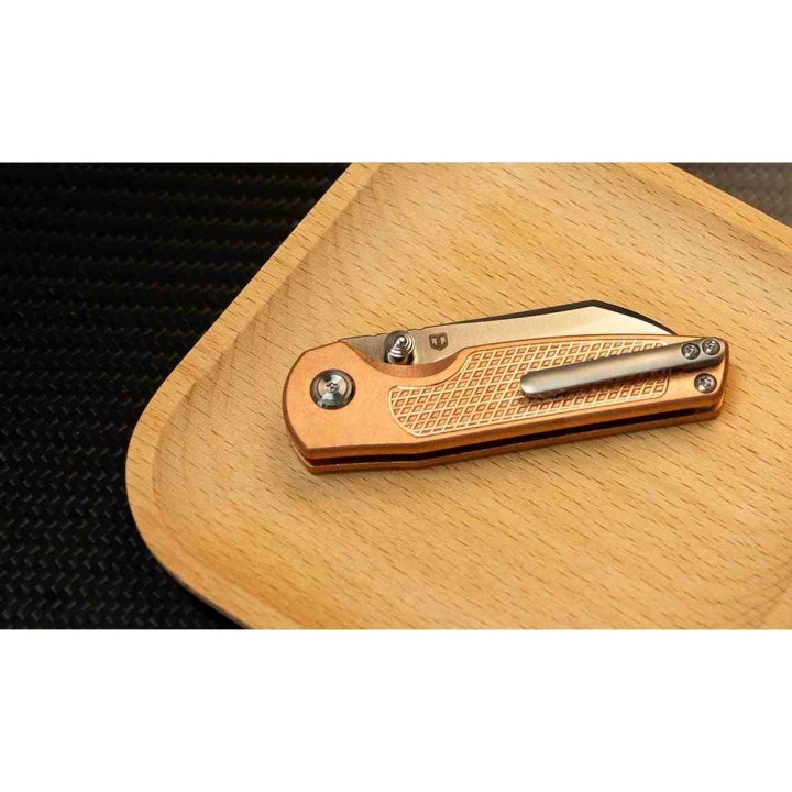 Couteau ArtisanCutlery Cleo Copper Lame Acier CPM-S90V Manche Cuivre Button Lock Clip Titane ATZ1871GCO - Livraison Gratuite
