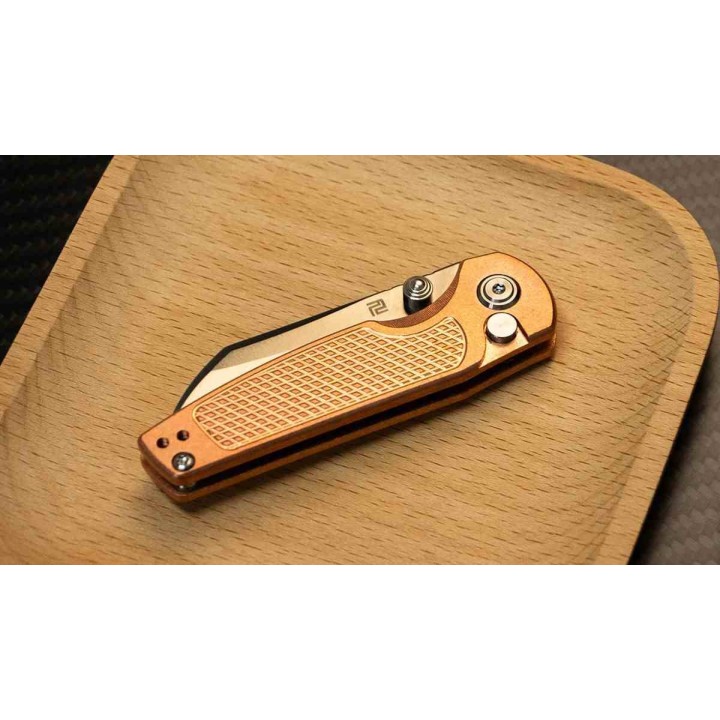 Couteau ArtisanCutlery Cleo Copper Lame Acier CPM-S90V Manche Cuivre Button Lock Clip Titane ATZ1871GCO - Livraison Gratuite