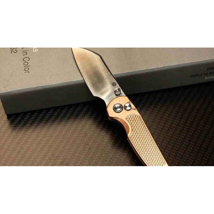Couteau ArtisanCutlery Cleo Copper Lame Acier CPM-S90V Manche Cuivre Button Lock Clip Titane ATZ1871GCO - Livraison Gratuite